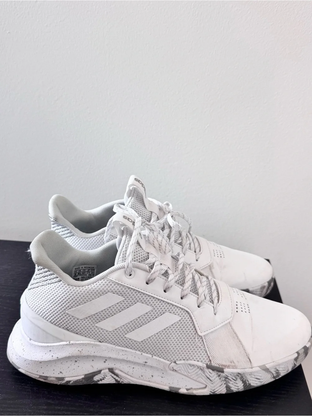 adidas Men’s White Athletic Training Sneakers with Gray Marbled Sole